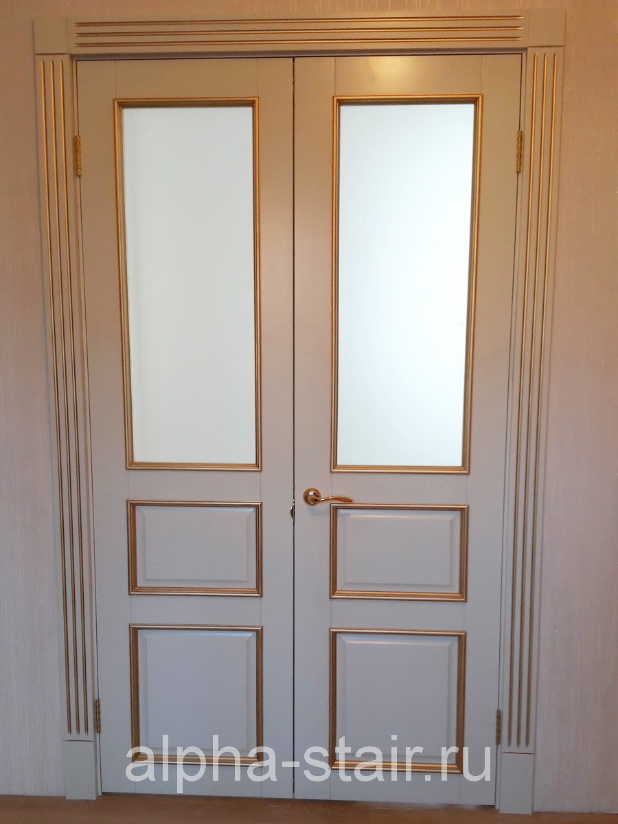 Помещение с двустворчатыми дверями довольно вместительное, и в квартире или частном доме вход в гостиную чаще всего украшают дверные блоки с двумя открывающимися створками, желательно с остеклением. Двустворчатые двери ставятся в широкие проёмы от 120 до 200 см.